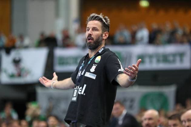 Handball DAIKIN HBL SC DHfK Leipzig SC Magdeburg 19 10 2025 Coach Bennet Wiegert SC Magdeburg Handball, DAIKIN HBL, 1 Bundesliga, Season 2025 2026, Matchday 9 SC DHfK Leipzig vs SC Magdeburg on 19 10 2025 at Quarterback Immobilien Arena Leipzig Copyright: xBEAUTIFULxSPORTS JanxKaeferx