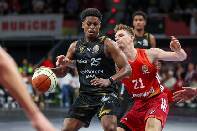 Grant Sherfield Basketball Loewen Braunschweig, 25 in duel with Justuz Hollatz FC Bayern Basketball, 21 , GER, FC Bayern Basketball vs Basketball Loewen Braunschweig, Basketball, BBL Pokal, Round of 16, Season 2025 2026, 20 10 2025, GER, FC Bayern Basketball vs Basketball Loewen Braunschweig, Basketball, BBL Pokal, Round of 16, Season 2025 2026, 20 10 2025 Munich Copyright: xEibner-Pressefoto JennixMaulx EP_JML
