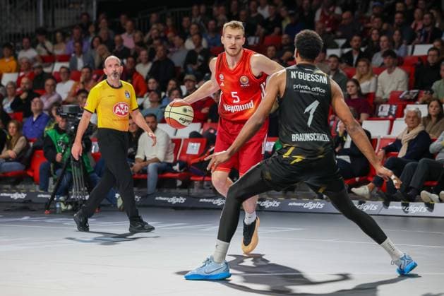 Niels Giffey FC Bayern Basketball, 05 with David NGuessan Basketball Loewen Braunschweig, 01 , GER, FC Bayern Basketball vs Basketball Loewen Braunschweig, Basketball, BBL Pokal, Round of 16, Season 2025 2026, 20 10 2025, GER, FC Bayern Basketball vs Basketball Loewen Braunschweig, Basketball, BBL Pokal, Round of 16, Season 2025 2026, 20 10 2025 Muenchen Copyright: xEibner-Pressefoto JennixMaulx EP_JML