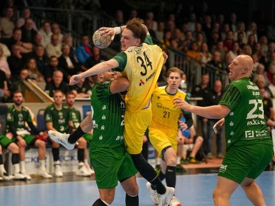 Linus Kutz VfL Eintracht Hagen, 34 vs Lars Roeller Eulen Ludwigshafen, 23 on jump shot VfL Eintracht Hagen vs Eulen Ludwigshafen, Handball, 2 Bundesliga, Matchday 8, Season 2025 2026, 20 10 2025 VfL Eintracht Hagen vs Eulen Ludwigshafen, Handball, 2 Bundesliga, Matchday 8, Season 2025 2026, 20 10 2025 Hagen Copyright: xEibner-Pressefoto DamianxKruczynx EP_DKI