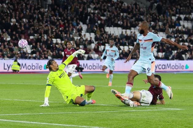 Igor Thiago of Brentford scores a goal, which is later disallowed by VAR for offside West Ham United v Brentford, Football, Premier League, London Stadium, London, UK, 20 10 25 EDITORIAL USE ONLY No use with unauthorised audio, video, data, fixture lists (outside the EU), club league logos or live services. Online in-match use limited to 45 images (+15 in extra time). No use to emulate moving images. No use in betting, games or Copyright: xAnthonyxHanc Shutterstockx 15553173k