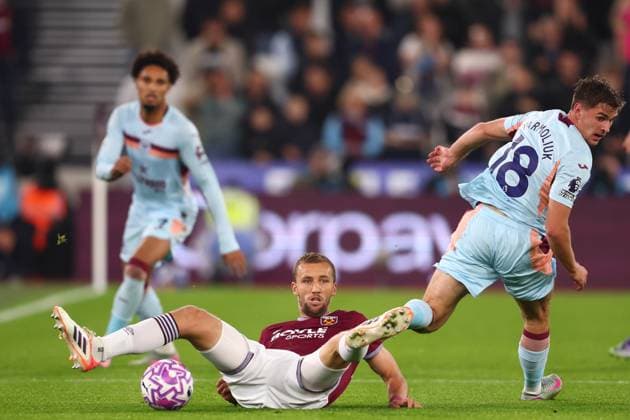 Tomas Soucek of West Ham United tackles Yehor Yarmolyuk of Brentford - West Ham United v Brentford, Premier League, London Stadium, London, UK - 20th October 2025 Editorial Use Only - DataCo restrictions apply West Ham United v Brentford, Premier League, Football, London Stadium, London, UK - 20 Oct 2025London London Stadium United Kingdom EDITORIAL USE ONLY No use with unauthorised audio, video, data, fixture lists, club league logos or live services. Online in-match use limited to 120 images, no video emulation. No use in betting, games or single club league player publications. Copyright: xMDI Shutterstockx 15552646k