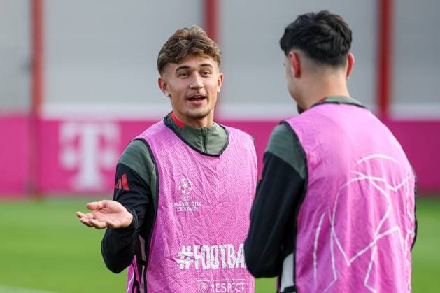 Tom Bischof FC Bayern Muenchen, 20 in conversation with Aleksandar Pavlovic FC Bayern Muenchen, 45 , GER, Final training, FC Bayern Muenchen, Football, UEFA Champions League, League phase, Matchday 3, 2025 2026 season, 21 10 2025, GER, Final training, FC Bayern Muenchen, Football, UEFA Champions League, League phase, Matchday 3, 2025 2026 season, 21 10 2025 Muenchen Copyright: xEibner-Pressefoto JennixMaulx EP_JML