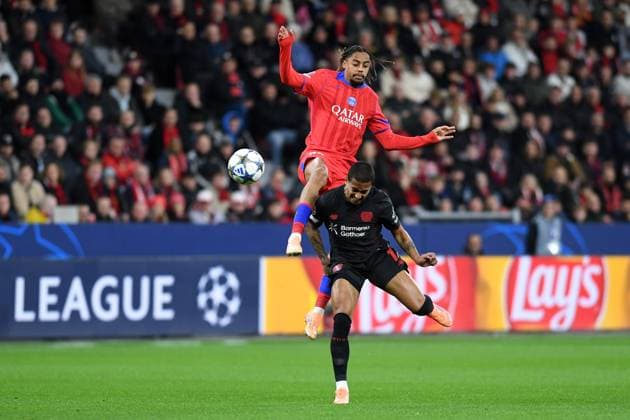 Bradley Barcola (Paris Saint-Germain) und Arthur (Bayer 04 Leverkusen) im Zweikampf waehrend des Spiels der UEFA Champions League 2025 26, 3. Spieltag Ligaphase zwischen Bayer 04 Leverkusen und Paris Saint-Germain, BayArena am 21. October 2025 in Leverkusen, Deutschland. (Foto von Ralf Treese DeFodi Images) +++ Bradley Barcola (Paris Saint-Germain) und Arthur (Bayer 04 Leverkusen) im Zweikampf during the UEFA Champions League 2025 26 League Phase MD3 match between Bayer 04 Leverkusen and Paris Saint-Germain at BayArena on October 21, 2025 in Leverkusen, Germany. (Photo by Ralf Treese DeFodi Images) Bradley Barcola Paris Saint Germain and Arthur Bayer 04 Leverkusen in a duel during the UEFA Champions League 2025 26 League Phase MD3 match between Bayer 04 Leverkusen and Paris Saint Germain, BayArena on October 21, 2025 in Leverkusen, Germany, Germany Photo by Ralf Treese DeFodi Images Bradley Barcola Paris Saint Germain and Arthur Bayer 04 Leverkusen in duel during the UEFA Champions League 2025 26 League Phase MD3 match between Bayer 04 Leverkusen and Paris Saint Germain at BayArena on October 21, 2025 in Leverkusen, Germany Photo by Ralf Treese DeFodi Images