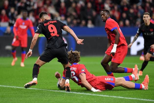 Ilya Zabarnyi (Paris Saint-Germain) verursacht einen Handelfmeter für Leverkusen waehrend des Spiels der UEFA Champions League 2025 26, 3. Spieltag Ligaphase zwischen Bayer 04 Leverkusen und Paris Saint-Germain, BayArena am 21. October 2025 in Leverkusen, Deutschland. (Foto von Ralf Treese DeFodi Images) +++ Ilya Zabarnyi (Paris Saint-Germain) verursacht einen Handelfmeter für Leverkusen during the UEFA Champions League 2025 26 League Phase MD3 match between Bayer 04 Leverkusen and Paris Saint-Germain at BayArena on October 21, 2025 in Leverkusen, Germany. (Photo by Ralf Treese DeFodi Images) Ilya Zabarnyi Paris Saint Germain takes a handball penalty for Leverkusen during the UEFA Champions League 2025 26 League Phase MD3 match between Bayer 04 Leverkusen and Paris Saint Germain, BayArena on October 21, 2025 in Leverkusen, Germany, Germany Photo by Ralf Treese DeFodi Images Ilya Zabarnyi Paris Saint Germain scores a penalty for Leverkusen during the UEFA Champions League 2025 26 League Phase MD3 match between Bayer 04 Leverkusen and Paris Saint Germain at BayArena on October 21, 2025 in Leverkusen, Germany Photo by Ralf Treese DeFodi Images