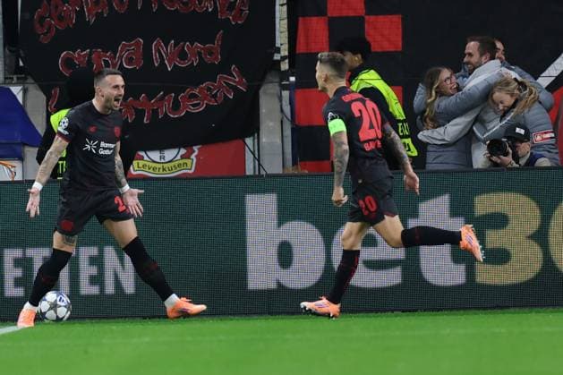 GER, UEFA CL, matchday 3, league phase, Bayer 04 Leverkusen GER vs Paris Saint Germain FRA , 21 10 2025, BayArena, Leverkusen, GER, UEFA CL, matchday 3, league phase, Bayer 04 Leverkusen GER vs Paris Saint Germain FRA , , pictured 11 meter goal by Aleix Garcia Leverkusen 24 , goal celebration jubilation, with Ãlex Grimaldo Leverkusen 20 , nordphotoxGmbHx xMeuter nph00351