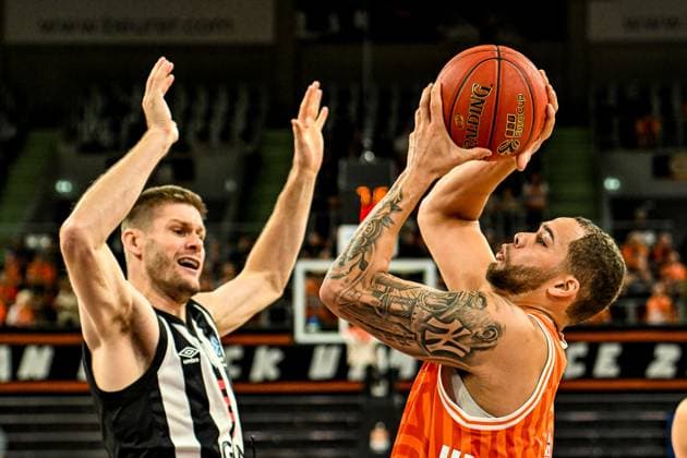 GER, EuroCup, ratiopharm Ulm vs Besiktas GAIN Istanbul 21 10 2025, ratiopharm arena, Neu Ulm, GER, EuroCup, ratiopharm Ulm vs Besiktas GAIN Istanbul, pictured Conor Morgan Istanbul, 9 , Christopher Ledlum Ulm, 4 nordphotoxGmbHx xHafner nph00200