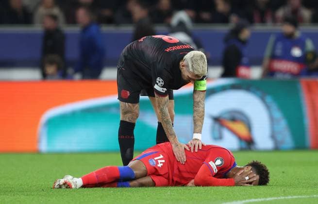 . - Bayer 04 Leverkusen v Paris Saint-Germain, UEFA Champions League, League Stage, BayArena, Leverkusen, Germany. - 21st October 2025. (C) Daniel Weir Crystal Pix Robert Andrich of Bayer Leverkusen checks on Desire Doue of Paris Saint-Germain after he made contact with his arm to the face of Desire Doue of Paris Saint-Germain and shown a red card and sent off. - Bayer 04 Leverkusen v Paris Saint-Germain, UEFA Champions League, League Stage, BayArena, Leverkusen, Germany. - 21st October 2025. (C) Daniel Weir Crystal Pix Leverkusen BayArena Germany Copyright: xDanielxWeirx CP_Bayer_04_Leverkusen_PSG_211025_DW16
