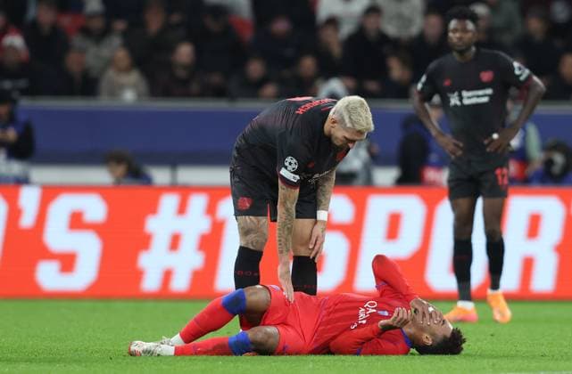 . - Bayer 04 Leverkusen v Paris Saint-Germain, UEFA Champions League, League Stage, BayArena, Leverkusen, Germany. - 21st October 2025. (C) Daniel Weir Crystal Pix Robert Andrich of Bayer Leverkusen checks on Desire Doue of Paris Saint-Germain after he made contact with his arm to the face of Desire Doue of Paris Saint-Germain and shown a red card and sent off. - Bayer 04 Leverkusen v Paris Saint-Germain, UEFA Champions League, League Stage, BayArena, Leverkusen, Germany. - 21st October 2025. (C) Daniel Weir Crystal Pix Leverkusen BayArena Germany Copyright: xDanielxWeirx CP_Bayer_04_Leverkusen_PSG_211025_DW17