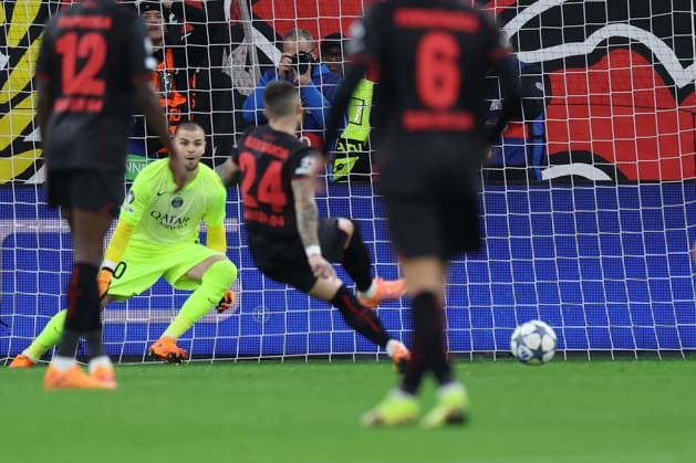 GER, UEFA CL, matchday 3, league phase, Bayer 04 Leverkusen GER vs Paris Saint Germain FRA , 21 10 2025, BayArena, Leverkusen, GER, UEFA CL, matchday 3, league phase, Bayer 04 Leverkusen GER vs Paris Saint Germain FRA , , pictured 11 meter goal by Aleix Garcia Leverkusen 24 , nordphotoxGmbHx xMeuter nph00351