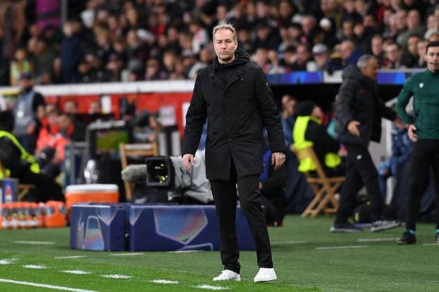 Trainer Kasper Hjulmand (Bayer 04 Leverkusen) schaut waehrend des Spiels der UEFA Champions League 2025 26, 3. Spieltag Ligaphase zwischen Bayer 04 Leverkusen und Paris Saint-Germain, BayArena am 21. October 2025 in Leverkusen, Deutschland. (Foto von Ralf Treese DeFodi Images) +++ Trainer Kasper Hjulmand (Bayer 04 Leverkusen) schaut during the UEFA Champions League 2025 26 League Phase MD3 match between Bayer 04 Leverkusen and Paris Saint-Germain at BayArena on October 21, 2025 in Leverkusen, Germany. (Photo by Ralf Treese DeFodi Images) Coach Kasper Hjulmand Bayer 04 Leverkusen looks on during the UEFA Champions League 2025 26 League Phase MD3 match between Bayer 04 Leverkusen and Paris Saint Germain at BayArena on October 21, 2025 in Leverkusen, Germany, Germany Photo by Ralf Treese DeFodi Images Coach Kasper Hjulmand Bayer 04 Leverkusen looks on during the UEFA Champions League 2025 26 League Phase MD3 match between Bayer 04 Leverkusen and Paris Saint Germain at BayArena on October 21, 2025 in Leverkusen, Germany Photo by Ralf Treese DeFodi Images
