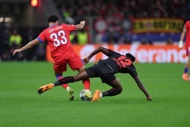 GER, UEFA CL, matchday 3, league phase, Bayer 04 Leverkusen GER vs Paris Saint Germain FRA , 21 10 2025, BayArena, Leverkusen, GER, UEFA CL, matchday 3, league phase, Bayer 04 Leverkusen GER vs Paris Saint Germain FRA , , pictured Warren Za¯re Emery Paris 33 , in duel against Edmond Tapsobsa Leverkusen 12 , nordphotoxGmbHx xMeuter nph00351