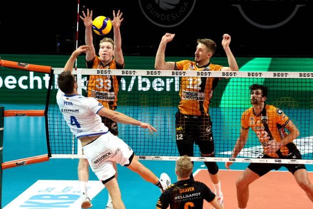 DEU, DVV, 1 VBL, BR Volleys vs VfB Friedrichshafen, 21 10 2025, Max Schmeling Halle, Berlin, DEU, DVV, 1 VBL, BR Volleys vs VfB Friedrichshafen, in the picture Fedor Ivanov BR Volleys 33 , Tim Peter Friedrichshafen 4 nordphotoxGmbHx xEngler nph00076