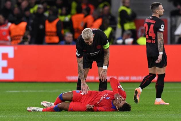 Robert Andrich Bayer 04 Leverkusen apologizes to the fouled Desire Doue Paris Saint Germain GER, Bayer 04 Leverkusen vs Paris Saint Germain, Football, UEFA Champions League, League phase, 2025 2026 season, 21 10 2025 DFL REGULATES PROHIBIT ANY USE OF PHOTOGRAPHS AS IMAGE SEQUENCES AND OR QUASI VIDEO GER, Bayer 04 Leverkusen vs Paris Saint Germain, Football, UEFA Champions League, League phase, 2025 2026 season, 21 10 2025 Leverkusen Copyright: xEibner-Pressefoto ThomasxThienelx EP_TTL