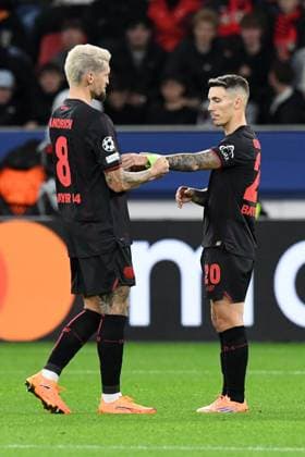 V l n r Robert Andrich hands the captains armband to Alejandro Grimaldo after being sent off both Bayer 04 Leverkusen GER, Bayer 04 Leverkusen vs Paris Saint Germain, Football, UEFA Champions League, League phase, 2025 2026 season, 21 10 2025 DFL REGULATES PROHIBIT ANY USE OF PHOTOGRAPHS AS IMAGE SEQUENCES AND OR QUASI VIDEO GER, Bayer 04 Leverkusen vs Paris Saint Germain, Football, UEFA Champions League, League phase, 2025 2026 season, 21 10 2025 Leverkusen Copyright: xEibner-Pressefoto ThomasxThienelx EP_TTL