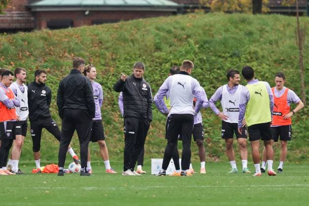 GER, xFSx ,Hamburg, St Pauli ,1 Bundesliga ,Soccer, DFL, St Pauli Training , Training Center Kollaustrasse , 22 10 2025 , v l Coach Alexander Blessin FC St Pauli gives a speech DFL regulations prohibit any use of photographs as image sequences and or quasi video Copyright: HMBxMedia FernandoxSoares