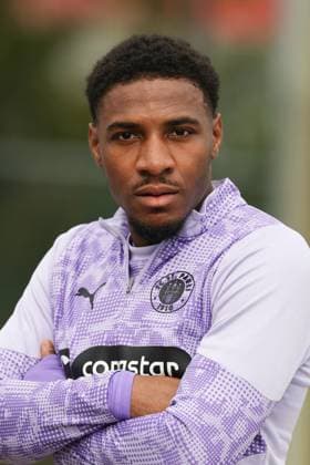 GER, xFSx ,Hamburg, St Pauli ,1 Bundesliga , Soccer, DFL, St Pauli Training , Trainingszentrum Kollaustrasse , 22 10 2025 , v l Oladapo Afolayan FC St Pauli ,17 DFL regulations prohibit any use of photographs as image sequences and or quasi video Copyright: HMBxMedia FernandoxSoares