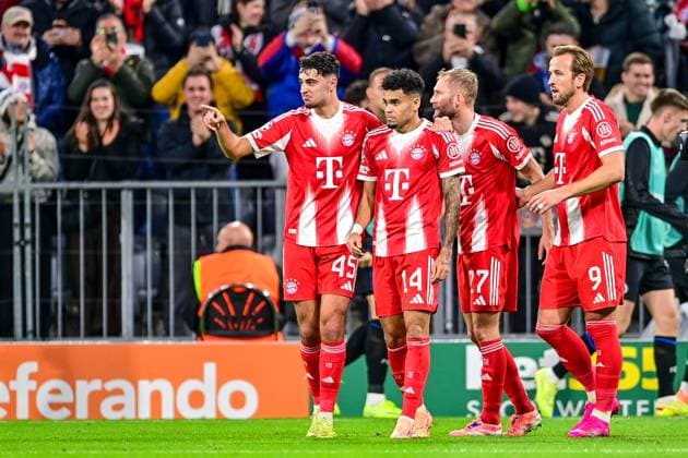 FC Bayern players celebrating a goal, celebrating the goal, goal, celebration, celebrating the 3-0 goal by Luis DIAZ FC Bayern Munich, FCB, 14 2 v l , optimistic, action, action, 22 10 2025, Munich Germany , Football, UEFA Champions League, League Phase, FC Bayern Munich Club Bruges, THE EVENT REGULATES PROHIBIT ANY USE OF PHOTOGRAPHS AS IMAGE SEQUENCES AND OR QUASI VIDEOS xslx