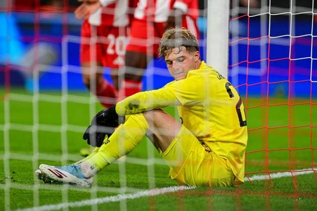 Nordin JACKERS Goalkeeper, Bruges, 29 sits disappointed in goal after conceding the 4-0 goal, disappointed looking, disappointment, frustration, disappointed, pessimistic, cropped, full body, single image, action, action, 22 10 2025, Munich Germany , Football, UEFA Champions League, League Phase, FC Bayern München Club Bruges, THE EVENT REGULATES PROHIBIT ANY USE OF PHOTOGRAPHS AS IMAGE SEQUENCES AND OR QUASI VIDEOS xslx
