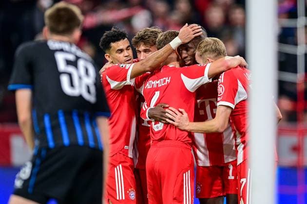 FC Bayern players celebrating the goal, celebrating, goal celebration, celebrate the goal, goal, celebration, celebrating the goal to 4 0 by Nicolas JACKSON FC Bayern Munich, FCB, 11 1 v re , optimistic, action, Action, 22 10 2025, Munich Germany , Football, UEFA Champions League, League Phase, FC Bayern München Club Brugge, THE EVENT REGULATES PROHIBIT ANY USE OF PHOTOGRAPHS AS IMAGE SEQUENCES AND OR QUASI VIDEOS xslx