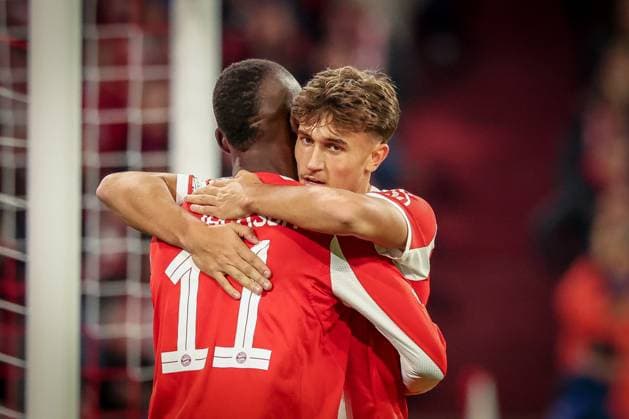 Nicolas Jackson 11 FC Bayern Muenchen ,Goalscorer to 4 0, cheers with Tom Bischof 20 FC Bayern Muenchen , FC Bayern Muenchen vs Club Brugge, Football, Men, UEFA Champions League, Season 2025 2026, Allianz Arena, Matchday 3, 22 10 2025 Muenchen Bayern Germany Copyright: xkolbert-press MartinxAgüerax