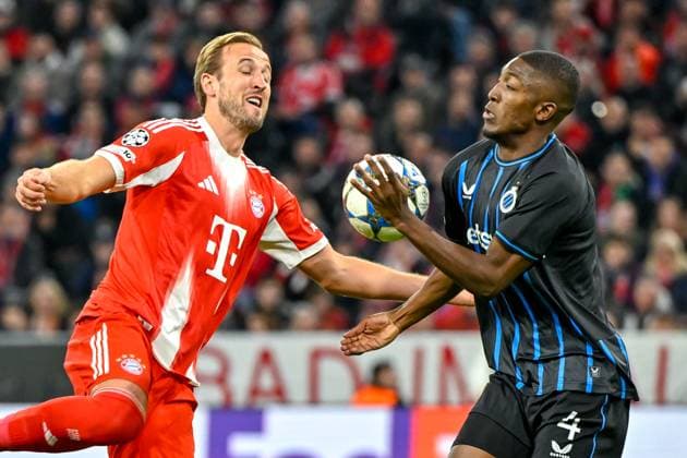 v li Harry KANE FC Bayern München, FCB, 9 Joel ORDONEZ Club Brugge, 4 in duel, duel, tackle, dynamics, action, action, 22 10 2025, Munich Germany , Football, UEFA Champions League, League Phase, FC Bayern München Club Brugge, THE EVENT REGULATIONS PROHIBIT ANY USE OF PHOTOGRAPHS AS IMAGE SEQUENCES AND OR QUASI VIDEOS xslx