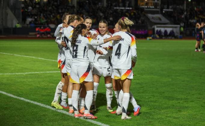 DEU, Fulda, Deutschland U 23 vs England U 23, Länderspielrunde, DFB, Saison 2526, Stadion der Stadt Fulda im Sportpark Johannisau, Gruppe A, 1. Spieltag im Bild: Larissa Mühlhaus (Deutschland U23) erzielt das Tor zum 1:0, goal scored, Jubel mit Lisa Baum (Deutschland U23), Vanessa Diehm (Deutschland U23), Laura Gloning (Deutschland U23) DFB DFL REGULATIONS PROHIBIT ANY USE OF PHOTOGRAPHS AS IMAGE SEQUENCES AND OR QUASI-VIDEO, 23.10.2025 Copyright: HMBxMedia HendrikxHamelau