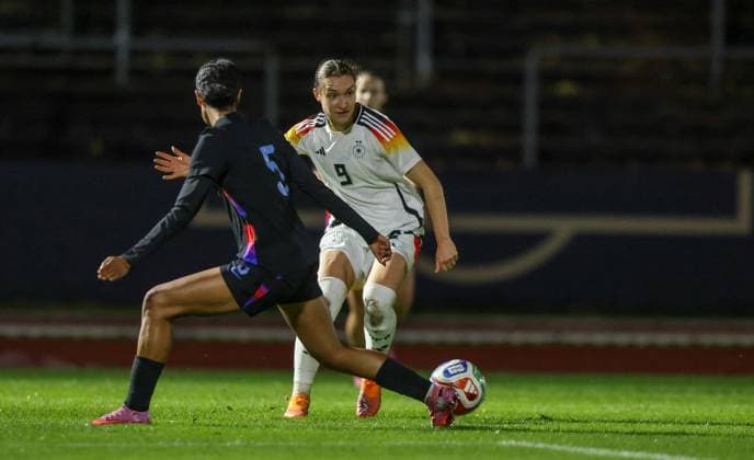 DEU, Fulda, Germany U 23 vs England U 23, International match round, DFB, Season 2526, Stadion der Stadt Fulda im Sportpark Johannisau, Group A, 1 Matchday in the picture from l n r Hannah Silcock England U23 , Sophie Weidauer Germany U23 DFB DFL REGULATIONS PROHIBIT ANY USE OF PHOTOGRAPHS AS IMAGE SEQUENCES AND OR QUASI VIDEO, 23 10 2025 Copyright: HMBxMedia HendrikxHamelau