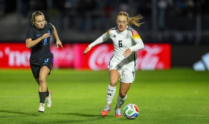 DEU, Fulda, Germany U 23 vs England U 23, International match round, DFB, Season 2526, Stadion der Stadt Fulda im Sportpark Johannisau, Group A, 1 Matchday in the picture from l to r Olivia McLoughlin England U23 , Lisanne Gräwe Germany U23 DFB DFL REGULATIONS PROHIBIT ANY USE OF PHOTOGRAPHS AS IMAGE SEQUENCES AND OR QUASI VIDEO, 23 10 2025 Copyright: HMBxMedia HendrikxHamelau