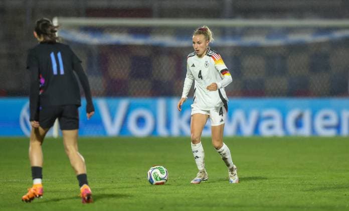 DEU, Fulda, Germany U 23 vs England U 23, international match round, DFB, season 2526, Stadion der Stadt Fulda im Sportpark Johannisau, group A, 1 matchday in the picture from l n r Freya Godfrey England U23 , Vanessa Diehm Germany U23 DFB DFL REGULATIONS PROHIBIT ANY USE OF PHOTOGRAPHS AS IMAGE SEQUENCES AND OR QUASI VIDEO, 23 10 2025 Copyright: HMBxMedia HendrikxHamelau