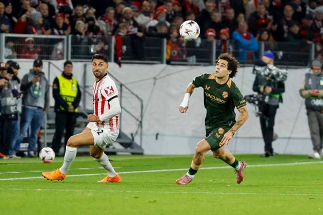 Vincenzo Grifo SC Freiburg, 32 and Miguel Rodriguez FC Utrecht, 22 in running duel , Germany, UEFA Europa League, Matchday 3, 2025 2026, SC Freiburg vs FC Utrecht, 23 10 2025, Stadion am Wolfswinkel, Freiburg, Germany Freiburg Stadion am Wolfswinkel Baden Württemberg Germany Copyright: xGrantxHubbsx