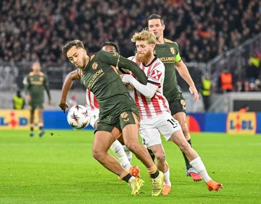 Souffian El Karouani FC Utrecht, 16 on the ball in front of Niklas Beste SC Freiburg, 19 GER, SC Freiburg FC Utrecht, Football, Europa League, Matchday 3, Season 2025 2026, 23 10 2025 GER, SC Freiburg FC Utrecht, Football, Europa League, Matchday 3, Season 2025 2026, 23 10 2025 Freiburg Copyright: xEibner-Pressefoto ThomasxHessx EP_THS