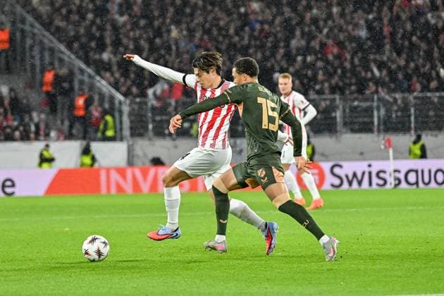 Yuito Suzuki SC Freiburg, 14 on the ball and in a duel with Adrian Blake FC Utrecht, 15 GER, SC Freiburg FC Utrecht, Football, Europa League, Matchday 3, Season 2025 2026, 23 10 2025 GER, SC Freiburg FC Utrecht, Football, Europa League, Matchday 3, Season 2025 2026, 23 10 2025 Freiburg Copyright: xEibner-Pressefoto ThomasxHessx EP_THS