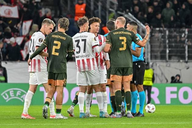 Matthias Ginter SC Freiburg, 28 , Siebe Horemans FC Utrecht, 02 , Max Rosenfelder SC Freiburg, 37 , Derry Scherhant SC Freiburg, 07 , Philipp Lienhart SC Freiburg, 03 have a need to talk to Rohit Saggi Referee GER, SC Freiburg FC Utrecht, Football, Europa League, Matchday 3, Season 2025 2026, 23 10 2025 GER, SC Freiburg FC Utrecht, Football, Europa League, Matchday 3, Season 2025 2026, 23 10 2025 Freiburg Copyright: xEibner-Pressefoto ThomasxHessx EP_THS