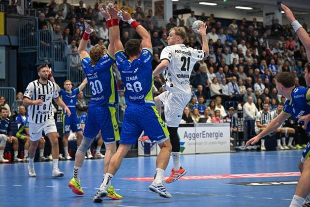 Germany, Handball, 1 Bundesliga DAIKIN HBL, Matchday 10, 2025 2026, VfL Gummersbach vs THW Kiel, 23 10 2025, SCHWALBE Arena, Gummersbach, Germany, Eric Johansson THW Kiel, 21 on goal throw Copyright: xMarkusxVerwimpx