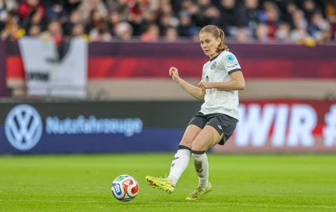 DEU, Düsseldorf, Germany vs France, UEFA Women s Nations League, UEFA, season 2526, Merkur Spiel Arena, semi-final, first leg in picture Sjoeke Nüsken Germany, FC Chelsea DFB DFL REGULATIONS PROHIBIT ANY USE OF PHOTOGRAPHS AS IMAGE SEQUENCES AND OR QUASI VIDEO, 24 10 2025 Copyright: HMBxMedia HendrikxHamelau