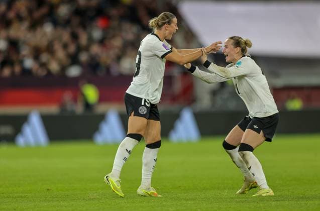 DEU, Düsseldorf, Germany vs. France, UEFA Women s Nations League, UEFA, season 2526, Merkur Spiel Arena, semi-final, first leg in picture goal and cheer, Klara Bühl Germany, FC Bayern Munich scores the goal to make it 1 0 DFB DFL REGULATIONS PROHIBIT ANY USE OF PHOTOGRAPHS AS IMAGE SEQUENCES AND OR QUASI VIDEO, 24 10 2025 Copyright: HMBxMedia HendrikxHamelau