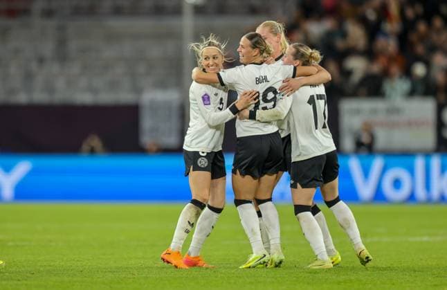 DEU, Düsseldorf, Germany vs. France, UEFA Women s Nations League, UEFA, season 2526, Merkur Spiel Arena, semi-final, first leg in picture goal and cheer, Klara Bühl Germany, FC Bayern Munich scores the goal to make it 1 0 DFB DFL REGULATIONS PROHIBIT ANY USE OF PHOTOGRAPHS AS IMAGE SEQUENCES AND OR QUASI VIDEO, 24 10 2025 Copyright: HMBxMedia HendrikxHamelau