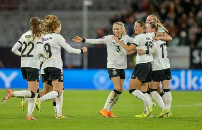 DEU, Düsseldorf, Germany vs France, UEFA Women s Nations League, UEFA, season 2526, Merkur Spiel Arena, semi-final, first leg in picture goal and cheer, Klara Bühl Germany, FC Bayern Munich scores the goal to make it 1 0, Kathrin Hendrich Germany, Chicago Red Stars DFB DFL REGULATIONS PROHIBIT ANY USE OF PHOTOGRAPHS AS IMAGE SEQUENCES AND OR QUASI VIDEO, 24 10 2025 Copyright: HMBxMedia HendrikxHamelau