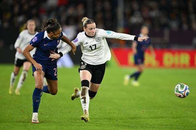 Delphine Cascarino France, 20 in duel with Franziska Kett Germany, 17 GER, Germany vs France, UEFA Womens Nations League, semi-final, 2024 2025 season, 24 10 2025 GER, Germany vs France, UEFA Womens Nations League, semi-final, 2024 2025 season, 24 10 2025 Düsseldorf Copyright: xEibner-Pressefoto FlorianxWiegandx EP_FWD