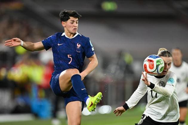 Elisa De Almeida France, 05 in duel with Franziska Kett Germany, 17 m GER, Germany vs France, UEFA Womens Nations League, semi-final, 2024 2025 season, 24 10 2025 GER, Germany vs France, UEFA Womens Nations League, semi-final, 2024 2025 season, 24 10 2025 Düsseldorf Copyright: xEibner-Pressefoto FlorianxWiegandx EP_FWD
