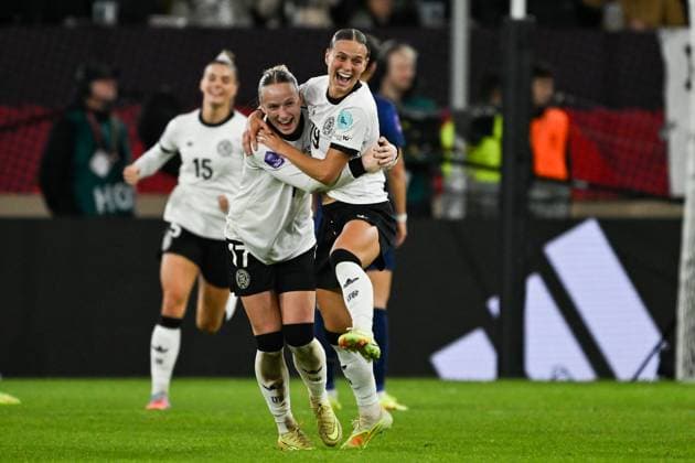 Franziska Kett Germany, 17 and Klara Buehl Germany, 19 celebrate the goal for 1 0, GER, Germany v France, UEFA Womens Nations League, semi-final, 2024 2025 season, 24 10 2025 GER, Germany v France, UEFA Womens Nations League, semi-final, 2024 2025 season, 24 10 2025 Düsseldorf Copyright: xEibner-Pressefoto FlorianxWiegandx EP_FWD