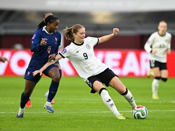 Oriane Jean Francois France, 06 in duel with Sjoeke Nuesken Germany, 09 , GER, Germany vs France, UEFA Womens Nations League, semi-final, 2024 2025 season, 24 10 2025 GER, Germany vs France, UEFA Womens Nations League, semi-final, 2024 2025 season, 24 10 2025 Düsseldorf Copyright: xEibner-Pressefoto FlorianxWiegandx EP_FWD