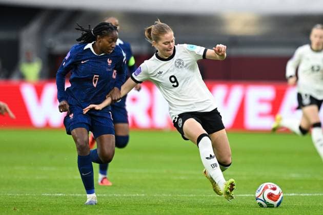 Oriane Jean Francois France, 06 in duel with Sjoeke Nuesken Germany, 09 , GER, Germany vs France, UEFA Womens Nations League, semi-final, 2024 2025 season, 24 10 2025 GER, Germany vs France, UEFA Womens Nations League, semi-final, 2024 2025 season, 24 10 2025 Düsseldorf Copyright: xEibner-Pressefoto FlorianxWiegandx EP_FWD