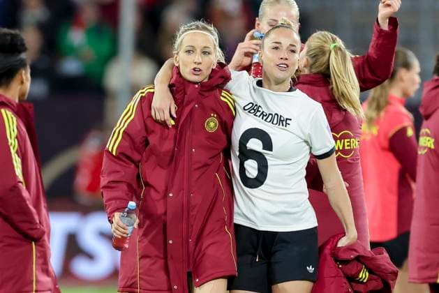 Kathrin Hendrich (Germany) und Giulia Gwinn (Germany) jubeln. Giulia Gwinn (Germany) traegt das Trikot von Lena Oberdorf (Germany), die sich das Kreuzband gerissen hat, UEFA Women s Nations League 2024 25 Semi-finals 1st leg, Germany and France, Duesseldorf Arena am 24. October 2025 in Duesseldorf, Deutschland. (Foto von Marco Steinbrenner DeFodi Images) Kathrin Hendrich (Germany) und Giulia Gwinn (Germany) cheering. Giulia Gwinn (Germany) wears the jersey of Lena Oberdorf (Germany), who tore her cruciate ligament, UEFA Women s Nations League 2024 25 Semi-finals 1st leg, Germany and France, Duesseldorf Arena, October 24, 2025 in Duesseldorf, Germany. (Photo by Marco Steinbrenner DeFodi Images) Kathrin Hendrich Germany and Giulia Gwinn Germany cheering Giulia Gwinn Germany wears the jersey of Lena Oberdorf Germany , who tore her cruciate ligament, UEFA Women s Nations League 2024 25 Semi finals 1st leg, Germany and France, Duesseldorf Arena on October 24, 2025 in Duesseldorf, Germany Photo by Marco Steinbrenner DeFodi Images Kathrin Hendrich Germany and Giulia Gwinn Germany cheering Giulia Gwinn Germany wears the jersey of Lena Oberdorf Germany , who tore her cruciate ligament, UEFA Women s Nations League 2024 25 Semi finals 1st leg, Germany and France, Duesseldorf Arena, October 24, 2025 in Duesseldorf, Germany Photo by Marco Steinbrenner DeFodi Images