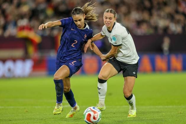 DEU, Düsseldorf, Germany vs France, UEFA Women s Nations League, UEFA, season 2526, Merkur Spiel Arena, semi-final, first leg in the picture from l n r Maëlle Lakrar France , Klara Bühl Germany, FC Bayern Munich , duel DFB DFL REGULATIONS PROHIBIT ANY USE OF PHOTOGRAPHS AS IMAGE SEQUENCES AND OR QUASI VIDEO, 24 10 2025 Copyright: HMBxMedia HendrikxHamelau