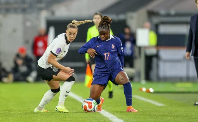 DEU, Düsseldorf, Germany vs France, UEFA Women s Nations League, UEFA, season 2526, Merkur Spiel Arena, semi-final, first leg in the picture from left to right Giulia Gwinn Germany, FC Bayern Munich , Sandy Baltimore France DFB DFL REGULATIONS PROHIBIT ANY USE OF PHOTOGRAPHS AS IMAGE SEQUENCES AND OR QUASI VIDEO, 24 10 2025 Copyright: HMBxMedia HendrikxHamelau