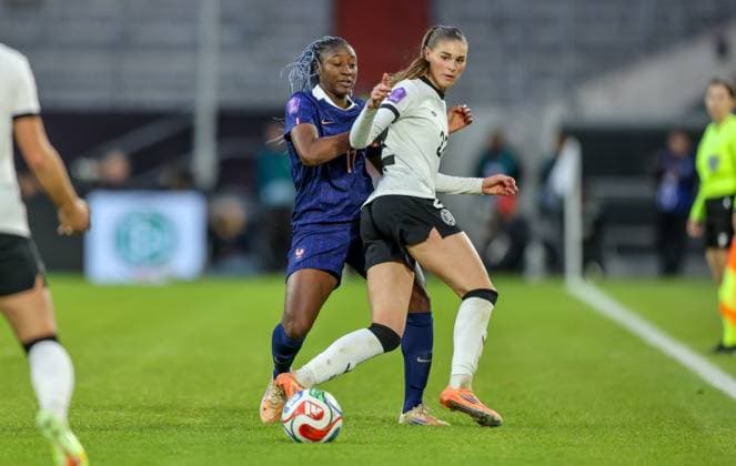 DEU, Düsseldorf, Germany vs France, UEFA Women s Nations League, UEFA, season 2526, Merkur Spiel Arena, semi-final, first leg in the picture from left to right Kadidiatou Diani France , Jule Brand Germany, Olympique Lyon DFB DFL REGULATIONS PROHIBIT ANY USE OF PHOTOGRAPHS AS IMAGE SEQUENCES AND OR QUASI VIDEO, 24 10 2025 Copyright: HMBxMedia HendrikxHamelau