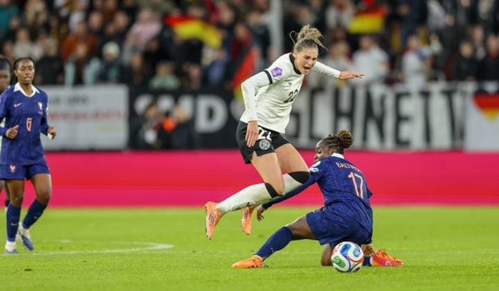 DEU, Düsseldorf, Germany vs France, UEFA Women s Nations League, UEFA, season 2526, Merkur Spiel Arena, semi-final, first leg in the picture from left to right Jule Brand Germany, Olympique Lyon , Sandy Baltimore France DFB DFL REGULATIONS PROHIBIT ANY USE OF PHOTOGRAPHS AS IMAGE SEQUENCES AND OR QUASI VIDEO, 24 10 2025 Copyright: HMBxMedia HendrikxHamelau