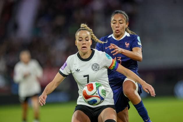 DEU, Düsseldorf, Germany vs France, UEFA Women s Nations League, UEFA, season 2526, Merkur Spiel Arena, semi-final, first leg in the picture from left to right Giulia Gwinn Germany, FC Bayern Munich , Selma Bacha France , duel DFB DFL REGULATIONS PROHIBIT ANY USE OF PHOTOGRAPHS AS IMAGE SEQUENCES AND OR QUASI VIDEO, 24 10 2025 Copyright: HMBxMedia HendrikxHamelau